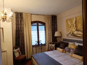 a bedroom with a bed and a window at B & V Home in Montemerano