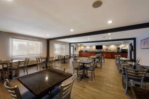 a dining room with tables and chairs in a restaurant at Best Western Inn & Suites Lemoore in Lemoore