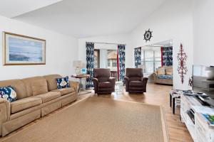 聖西蒙斯島的住宿－Harbour Oaks 418，客厅配有沙发和两把椅子