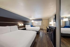 Habitación de hotel con 2 camas y escritorio en Best Western Inn & Suites Lemoore en Lemoore