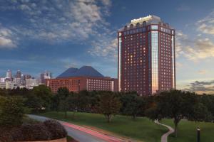 Un grand bâtiment avec un panneau en haut dans l'établissement Hilton Anatole, à Dallas