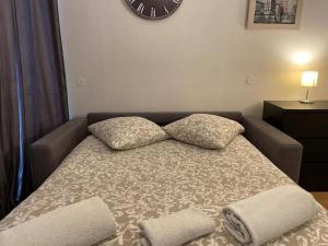Bett in einem Zimmer mit zwei Kissen darauf in der Unterkunft Studio Paris 14 in Paris