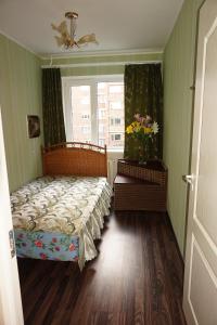 Un pat sau paturi într-o cameră la Yulia Apartment