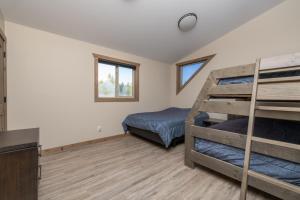 sypialnia z 2 łóżkami piętrowymi i łóżkiem w obiekcie Sunny Peaks w mieście Valemount