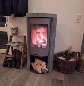 chimenea en la sala de estar con chimenea en Haus Swanhild, en Fockbek 61 fotos más