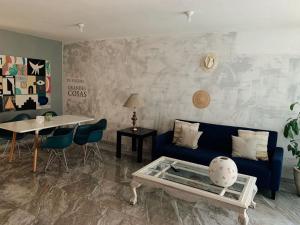 uma sala de estar com um sofá azul e uma mesa em Casa Miranda Morelos em Guadalajara