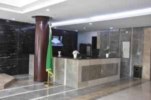 una bandera en el vestíbulo de un hotel en اريس الشرق للشقق المخدومة en Yeda
