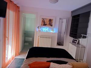 sypialnia z łóżkiem z niebieskimi lampkami w obiekcie ARMAREAOVERSEASSUITES w mieście Fiumicino