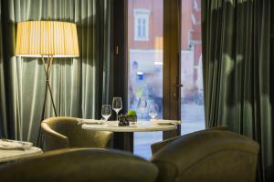 ロヴィニにあるAdriatic Hotel by Maistra Collectionのテーブルと椅子、窓が備わる客室です。