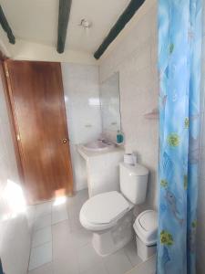 Baño pequeño con aseo y lavamanos en ABI HAPPY, en Villa de Leyva