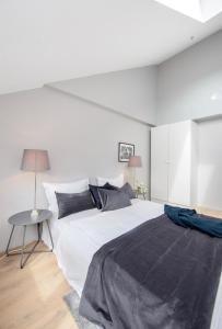 um quarto branco com uma cama grande e uma mesa em Apartment in Greenland, Oslo em Oslo