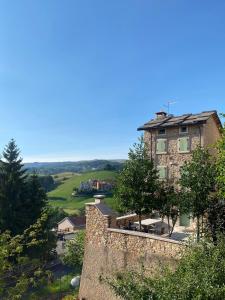 Merlin Malga San Giorgio 6 في بوسكو تيسانيوفا: مبنى على قمة جدار حجري