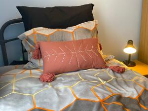 斯溫頓的住宿－Beanie’s @LorneStreet，床上有2个枕头