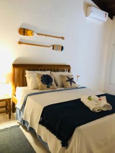 a bedroom with a large bed with a black blanket at Canto do Una- hospedagem in Barra do Una