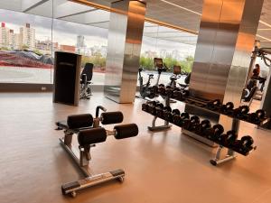 un gimnasio con una fila de pesas y pesas en Concepcion Live, en Buenos Aires