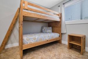 1 dormitorio con 1 litera en una habitación en Lake LBJ Waterfront Condo en Kingsland