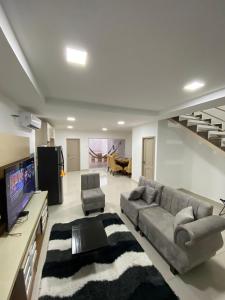 duży salon z kanapą i telewizorem w obiekcie Casa salinas w mieście Santa Elena