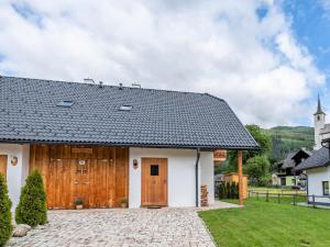 Biały dom z czarnym dachem w obiekcie Wolfgangchalet B w mieście Mauterndorf