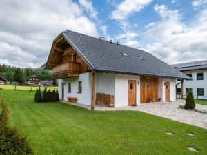 een huis met een gambrel dak en een groene tuin bij Wolfgangchalet C in Mauterndorf