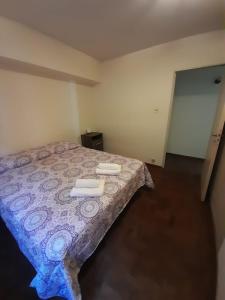 1 dormitorio con 1 cama con 2 toallas en Apartamento IdeaL Independencia VI en Mendoza