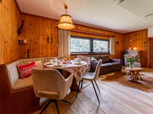 sala de estar con mesa y sofá en Jagerhütte, en Mallnitz
