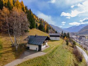 una piccola casa su una collina vicino a una strada di Jagerhütte a Mallnitz