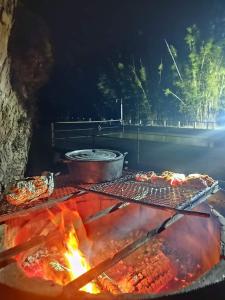 grill z mięsem i garnek na nim w obiekcie Pousada do sobrado w mieście Bagé
