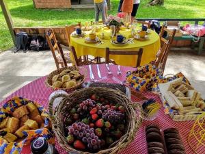 een tafel met manden met fruit en brood erop bij Pousada do sobrado in Bagé