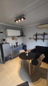 Apartamento RE real de San Carlos في كولونيا ديل ساكرامينتو: غرفة معيشة مع طاولة ومطبخ