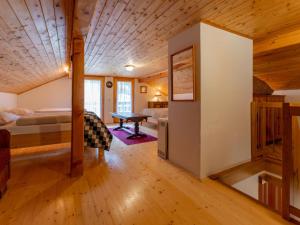 1 dormitorio con 1 cama y escritorio en una habitación en Jagerhütte, en Mallnitz