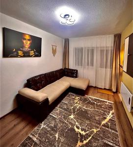 uma sala de estar com um sofá e um tapete em ROOR Top Nest 3 em Gheorgheni