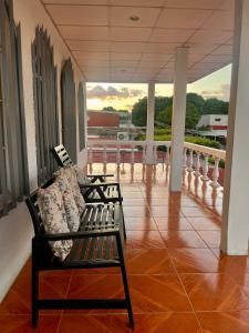 ein Wohnzimmer mit einem Sofa und einem Balkon in der Unterkunft Casa Robles - Your Stay Near Airport in Managua