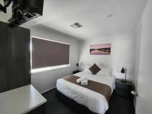 a bedroom with a bed and a large window at Rivergardens Holiday Park Mildura in Gol Gol