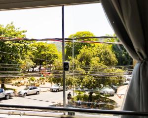 una vista de un aparcamiento desde una ventana en Otimo studio c WiFi no centro de Pedro Leopoldo MG, en Pedro Leopoldo