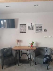 Domek na Górce في زاكوباني: غرفة طعام مع كرسيين وطاولة +3 صور