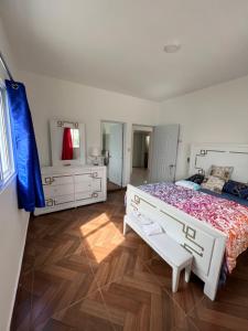 1 dormitorio con 1 cama grande y vestidor en AMARILIS, en Punta Cana