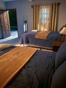 コバンにあるHotel Xucanebのベッドルーム1室(ベッド2台付)、窓付きのドアが備わります。