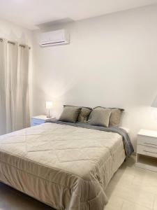 sypialnia z dużym łóżkiem i białą ścianą w obiekcie Suite 5, Las Castañas w mieście Manglaralto