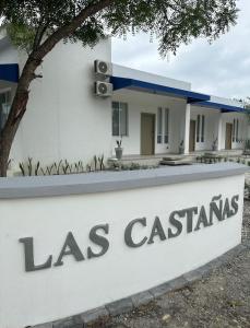 Suite 5, Las Castañas في Manglaralto: علامة أمام منزل مع علامة لاس كازينتاس