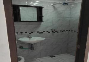 een badkamer met een wastafel en een spiegel bij Finca Descanso Fronterita Sanjeronimo in San Jerónimo