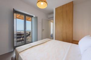 Voodi või voodid majutusasutuse Aegean Gem Villa with private pool in Paros toas