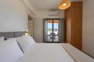 Voodi või voodid majutusasutuse Aegean Gem Villa with private pool in Paros toas
