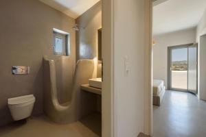 Vannituba majutusasutuses Aegean Gem Villa with private pool in Paros