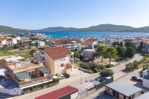 eine Luftansicht einer Stadt mit Hafen in der Unterkunft Apartments by the sea Pirovac, Sibenik - 15659 in Pirovac