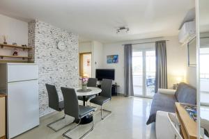 Televisyen dan/atau pusat hiburan di Apartments by the sea Pirovac, Sibenik - 15659