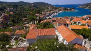 una vista aérea de una ciudad con techos naranjas en Seaside family friendly house with a swimming pool Drvenik Veliki, Drvenik - 22085, en Veliki Drvenik