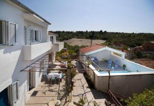 una vista aérea de una casa con piscina en Seaside family friendly house with a swimming pool Drvenik Veliki, Drvenik - 22085, en Veliki Drvenik