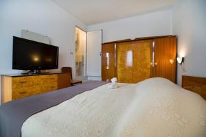 Ένα ή περισσότερα κρεβάτια σε δωμάτιο στο Seaside family friendly house with a swimming pool Drvenik Veliki, Drvenik - 22085