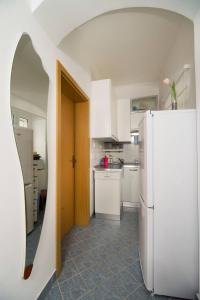 Η κουζίνα ή μικρή κουζίνα στο Seaside family friendly house with a swimming pool Drvenik Veliki, Drvenik - 22085