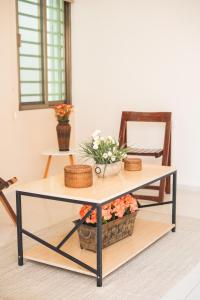 a coffee table with flowers on it in a room at Casa vacacional para disfrutar en familia in Chetumal